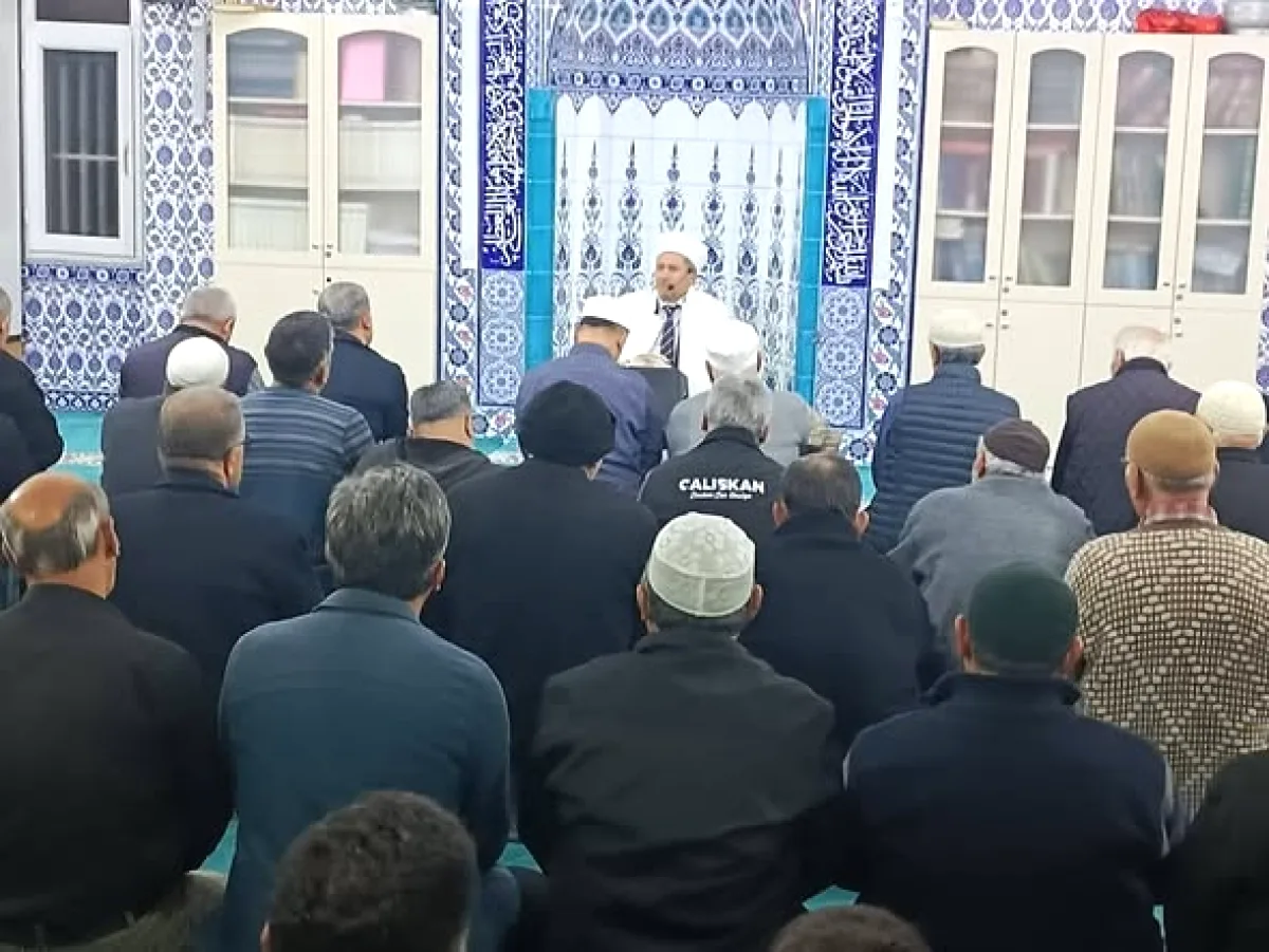 Caminin Işıl Işıl Görünümünün Ardındaki Özveri Caminin Işıl Işıl Görünümünün Ardındaki Özveri