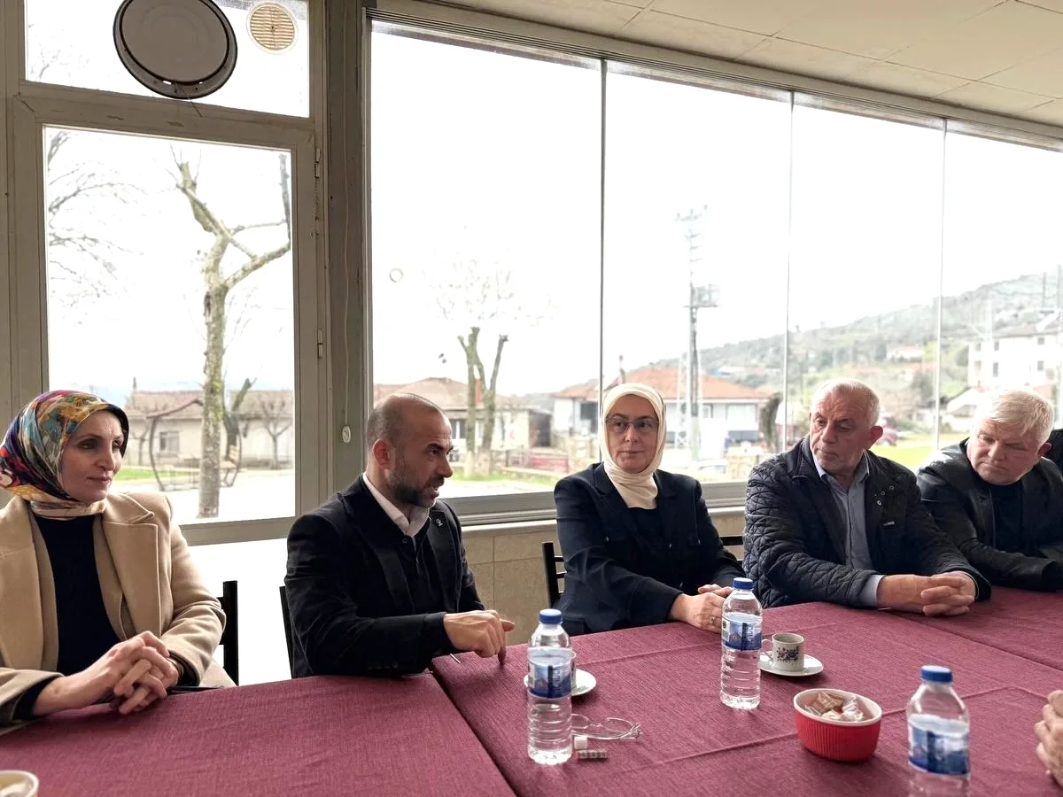 AK Parti Yalova Teşkilatından Köyde Bayram Buluşması AK Parti Yalova Teşkilatından Köyde Bayram Buluşması