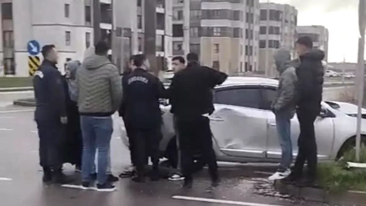 Diyarbakır'da Trafik Kazası Sonrası Gerginlik Diyarbakır'da Trafik Kazası Sonrası Gerginlik