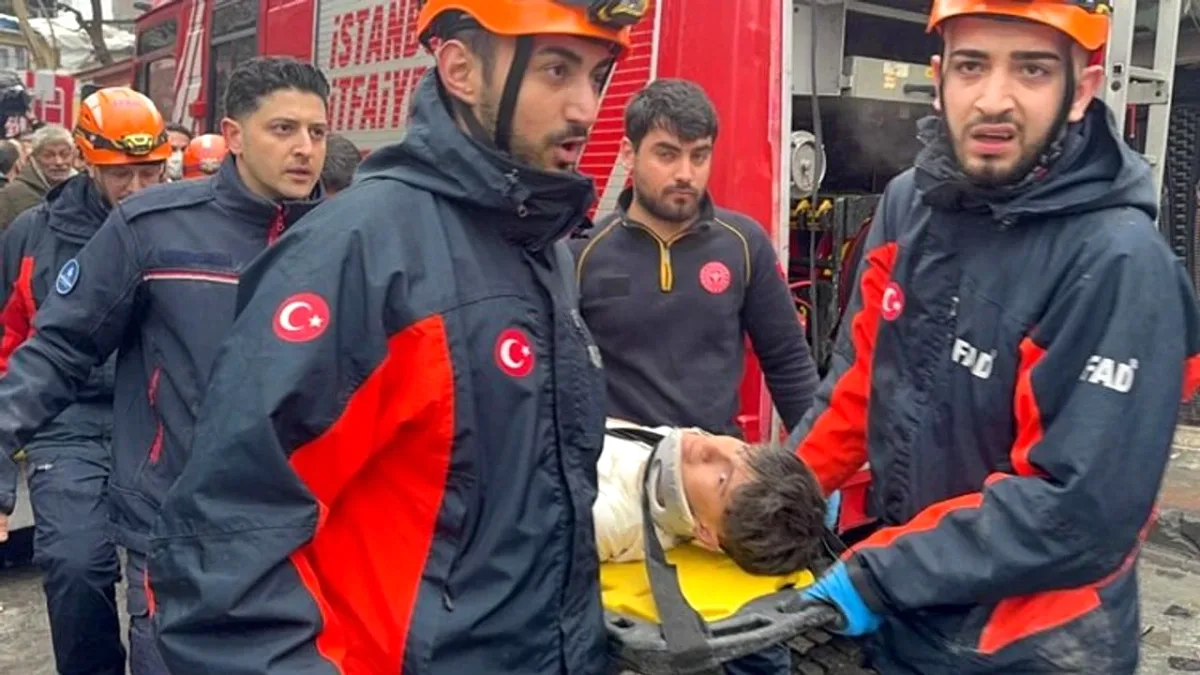 Fatih'te Patlamanın Ardından İki Bina Yerle Bir Oldu Fatih'te Patlamanın Ardından İki Bina Yerle Bir Oldu