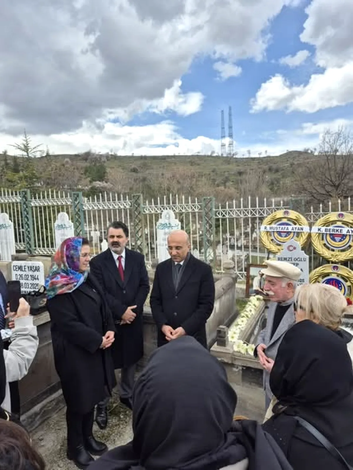 CHP Kayseri'de Kabir Başında Duygusal Buluşma CHP Kayseri'de Kabir Başında Duygusal Buluşma