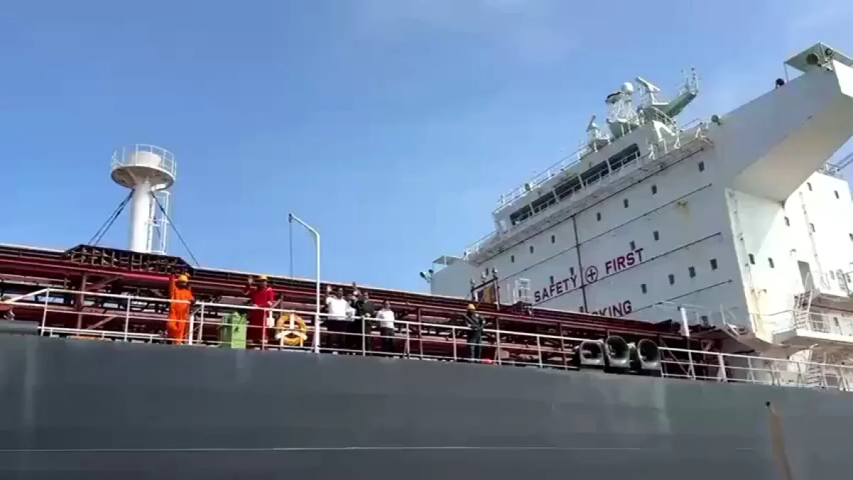 Petrol Tankeri Geçişinde Para Birimi İddiası Petrol Tankeri Geçişinde Para Birimi İddiası