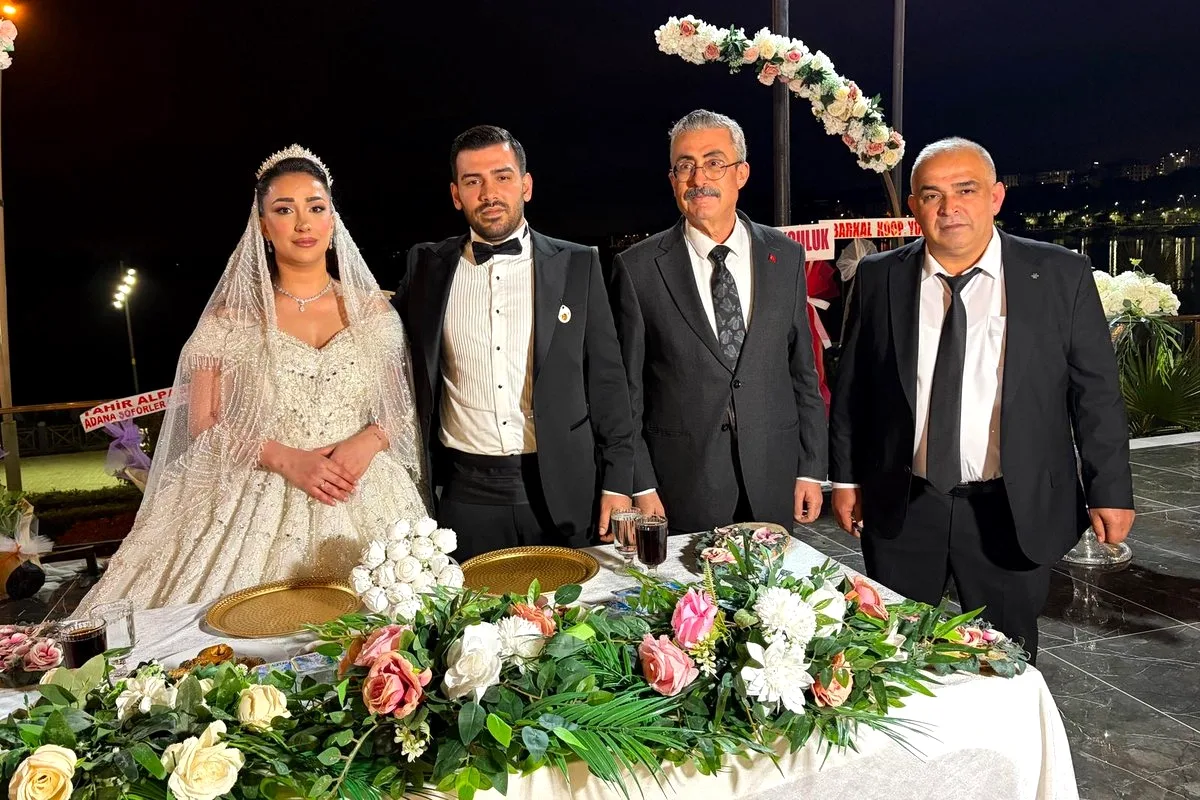 Belediye Başkanı Düğün Töreninde Sürpriz Ziyaret Gerçekleştirdi Belediye Başkanı Düğün Töreninde Sürpriz Ziyaret Gerçekleştirdi