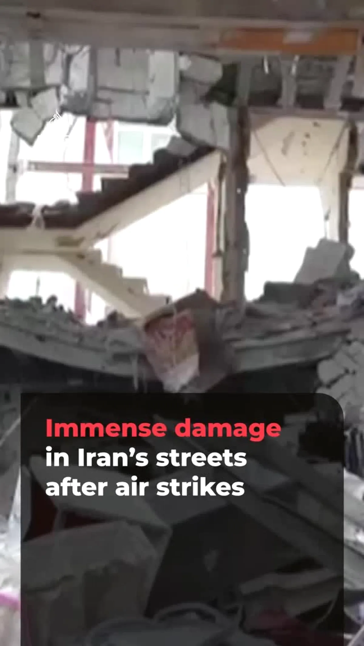 İran'da Hava Saldırıları Sonrası Enkazda Arama İran'da Hava Saldırıları Sonrası Enkazda Arama