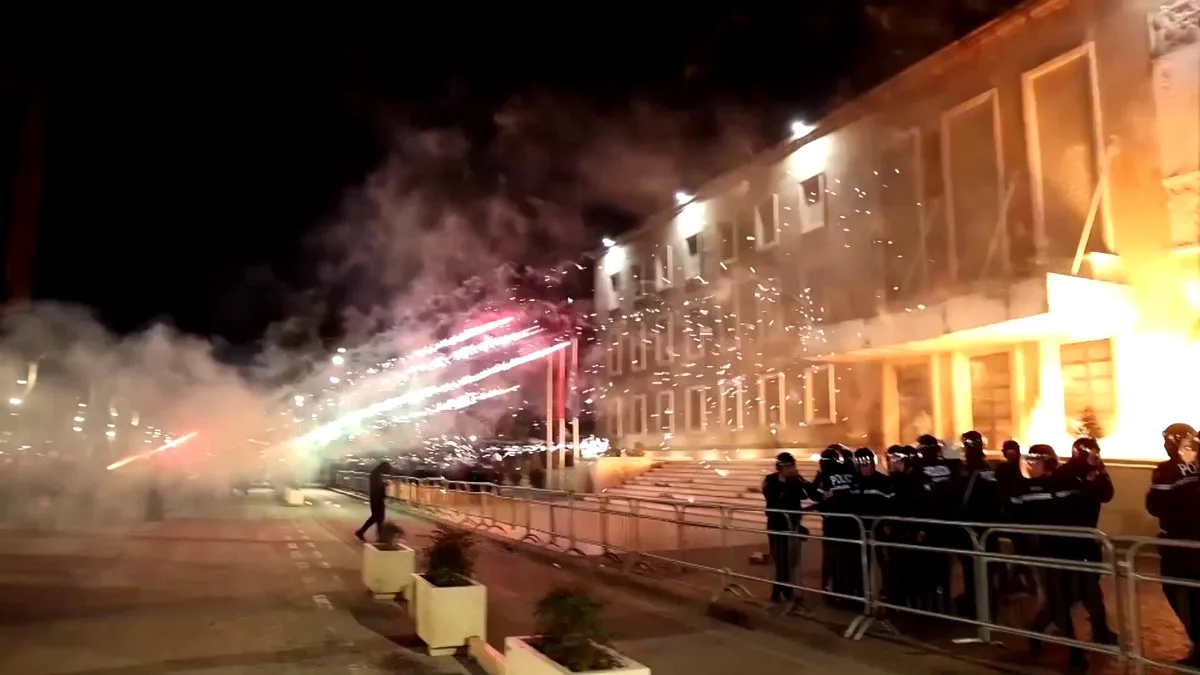 Arnavutluk Başbakanı'nın Konutu Protestocuların Hedefinde Arnavutluk Başbakanı'nın Konutu Protestocuların Hedefinde