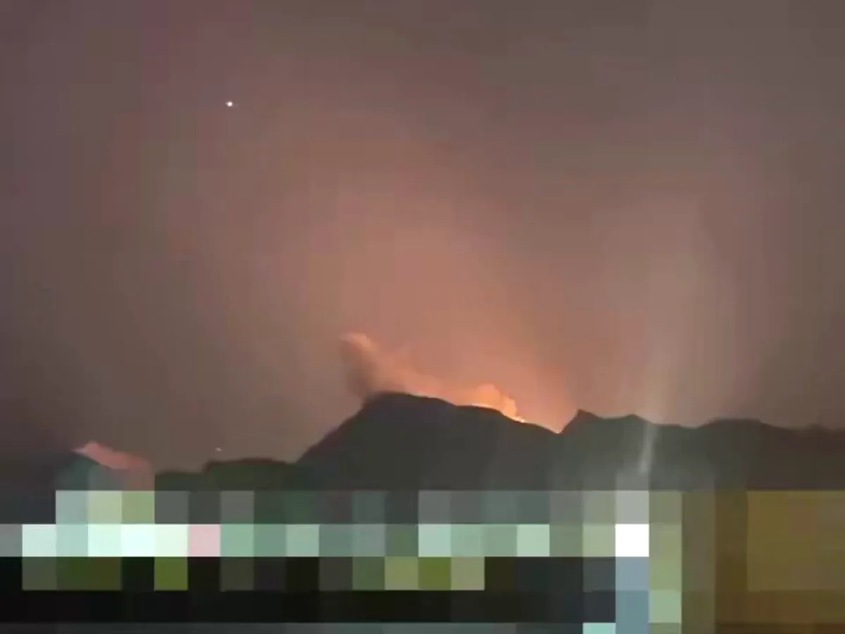 İran'ın Füze Üssünde Gece Patlamaları Görüldü İran'ın Füze Üssünde Gece Patlamaları Görüldü