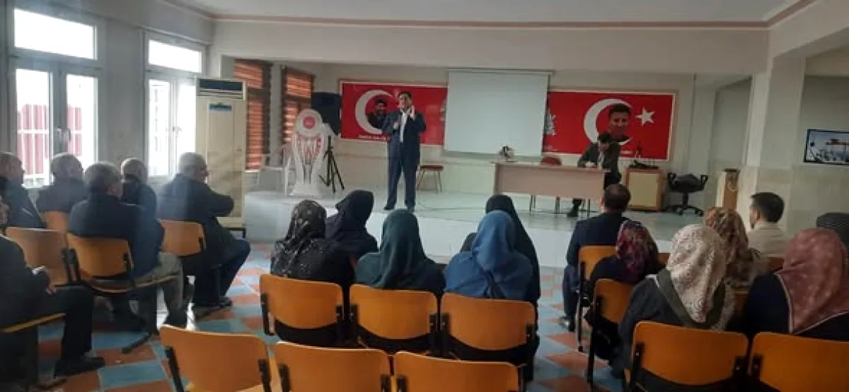 Kozan'da Umreye Gidecek Vatandaşlara Seminer Verildi Kozan'da Umreye Gidecek Vatandaşlara Seminer Verildi