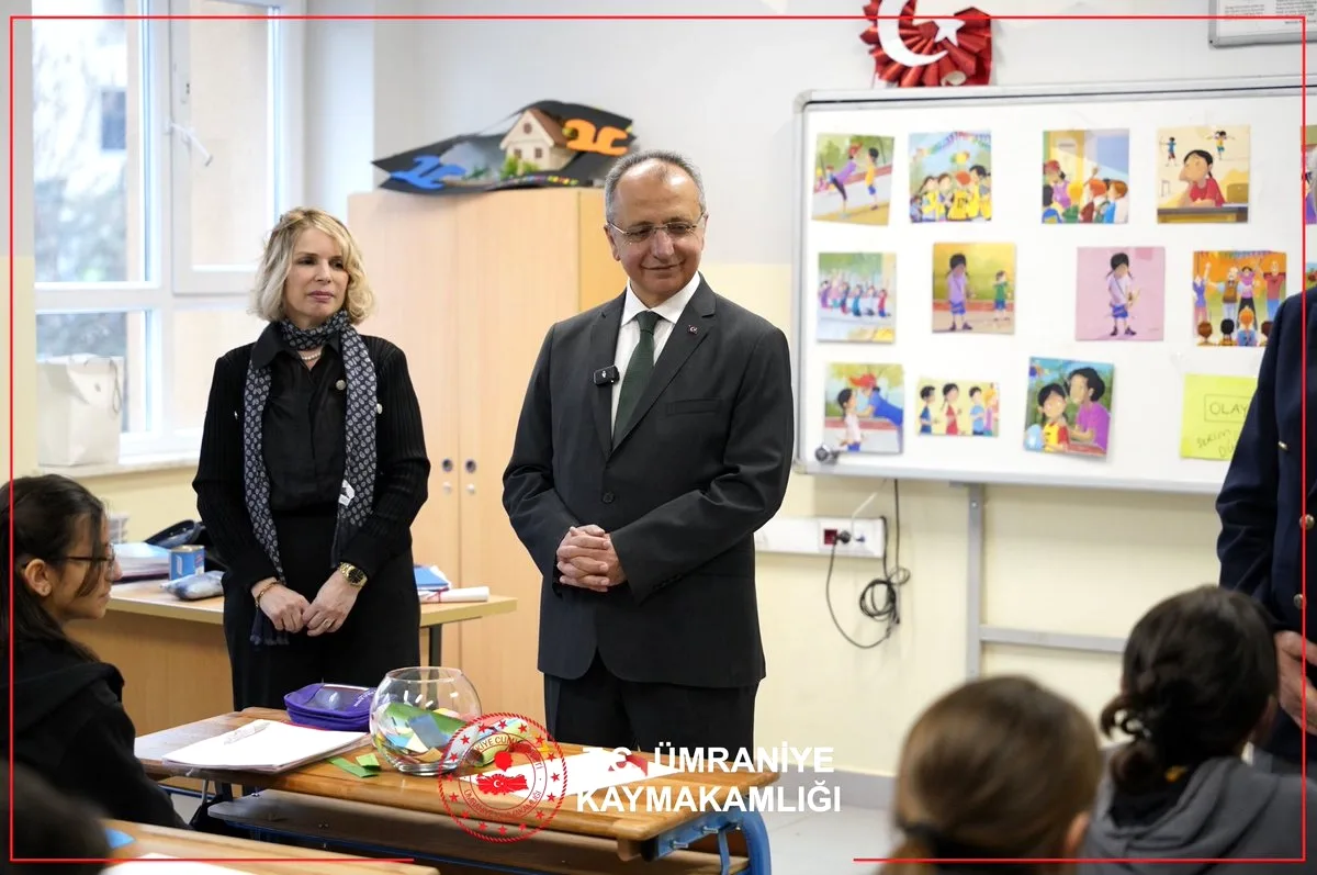Ümraniye'de Okul Ziyaretinde Protokol Heyeti Ümraniye'de Okul Ziyaretinde Protokol Heyeti