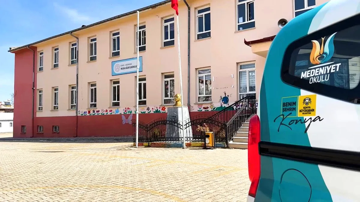 Konya'da Öğrencilere Sürpriz Tiyatro Etkinliği Konya'da Öğrencilere Sürpriz Tiyatro Etkinliği