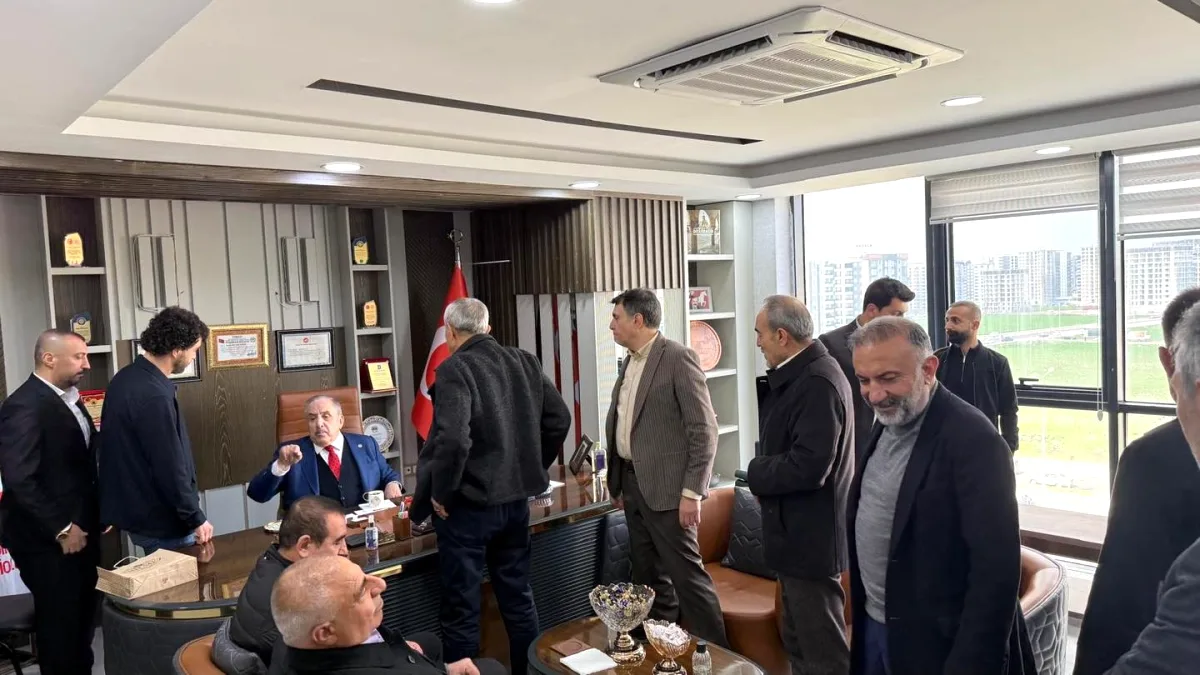 İYİ Partili Vekilden Diyarbakır'da Bayram Buluşması İYİ Partili Vekilden Diyarbakır'da Bayram Buluşması