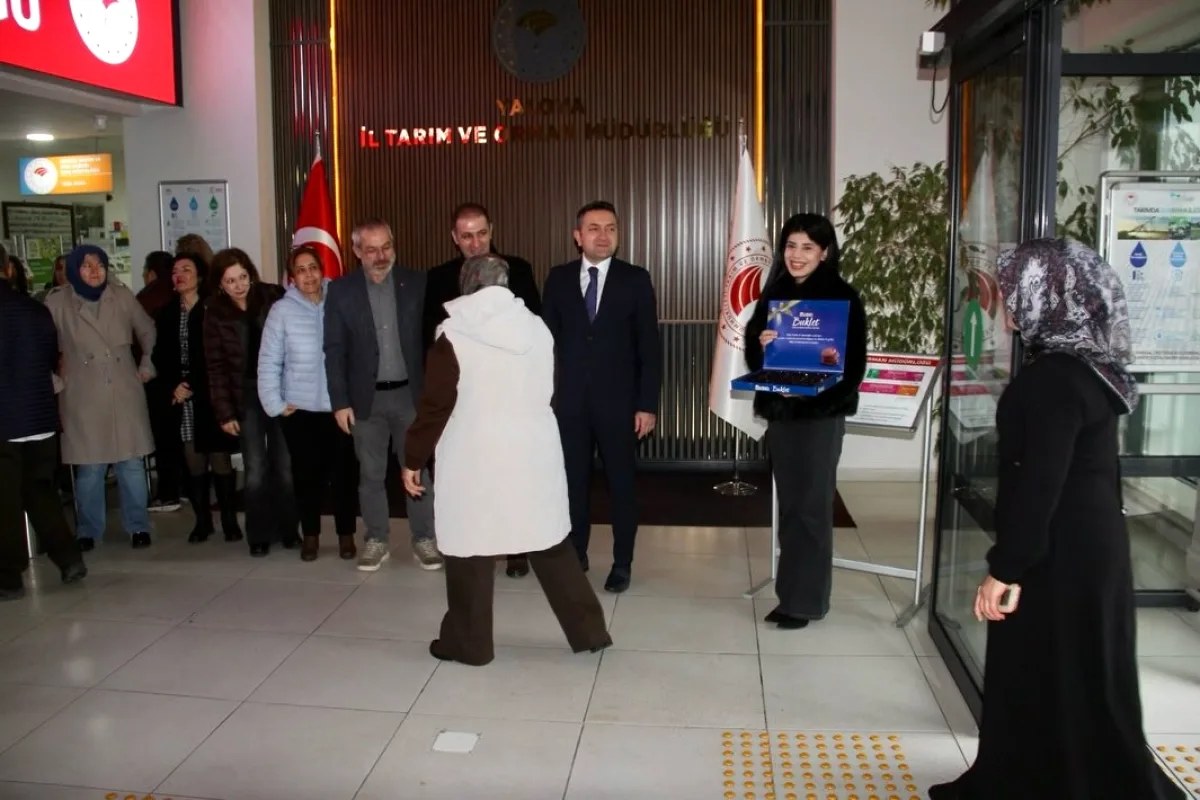 Yalova'da Bayram Sonrası İlk Mesaide Neşeli Buluşma Yalova'da Bayram Sonrası İlk Mesaide Neşeli Buluşma