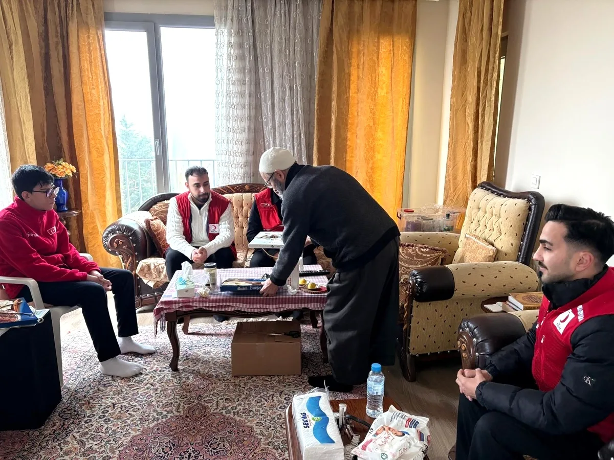 Genç Kızılay Başakşehir Ekibinden Bayramda Büyüklerine Ziyaret Genç Kızılay Başakşehir Ekibinden Bayramda Büyüklerine Ziyaret
