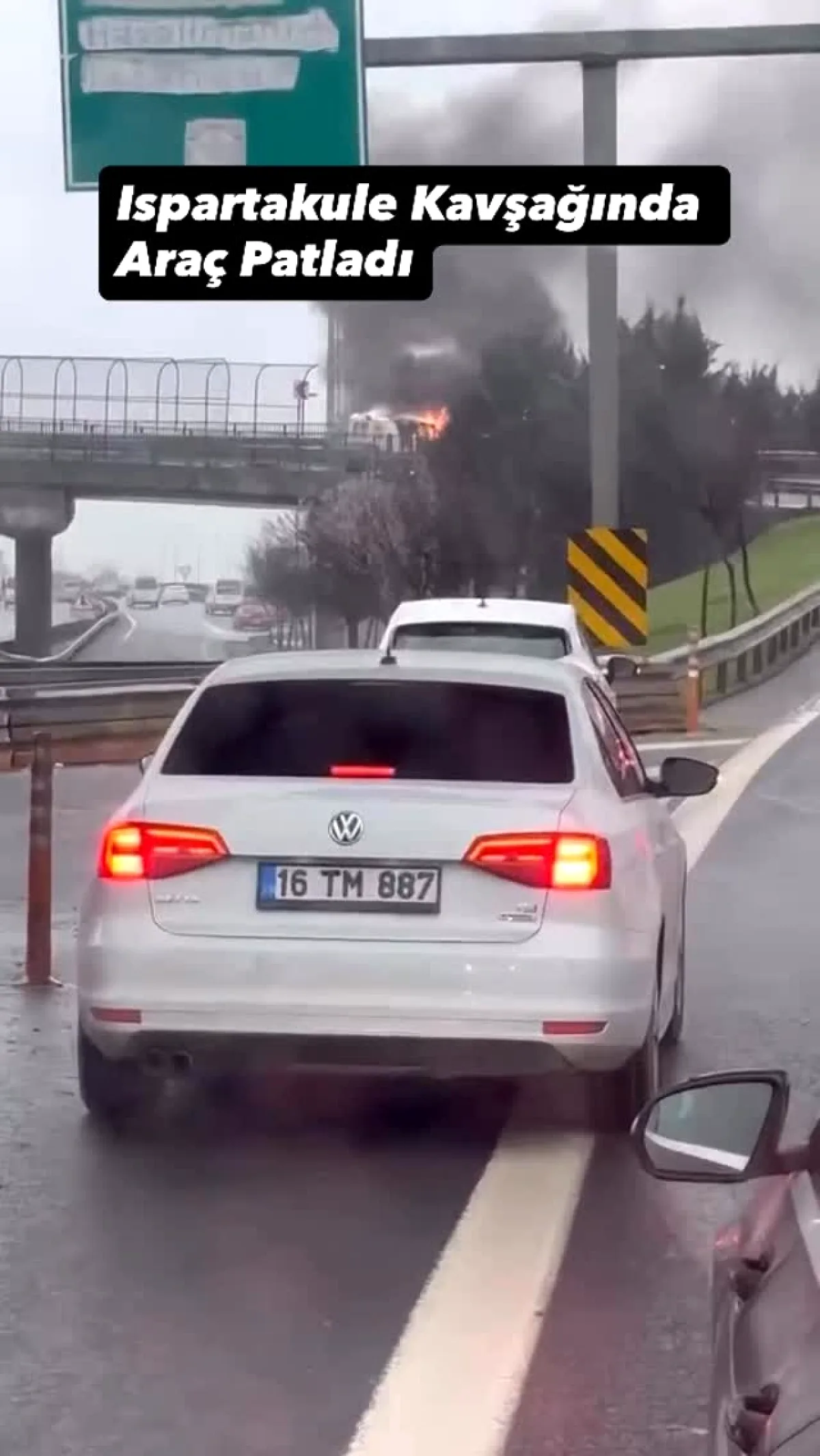 Avcılar'da Kavşakta Araç Alev Aldı Avcılar'da Kavşakta Araç Alev Aldı