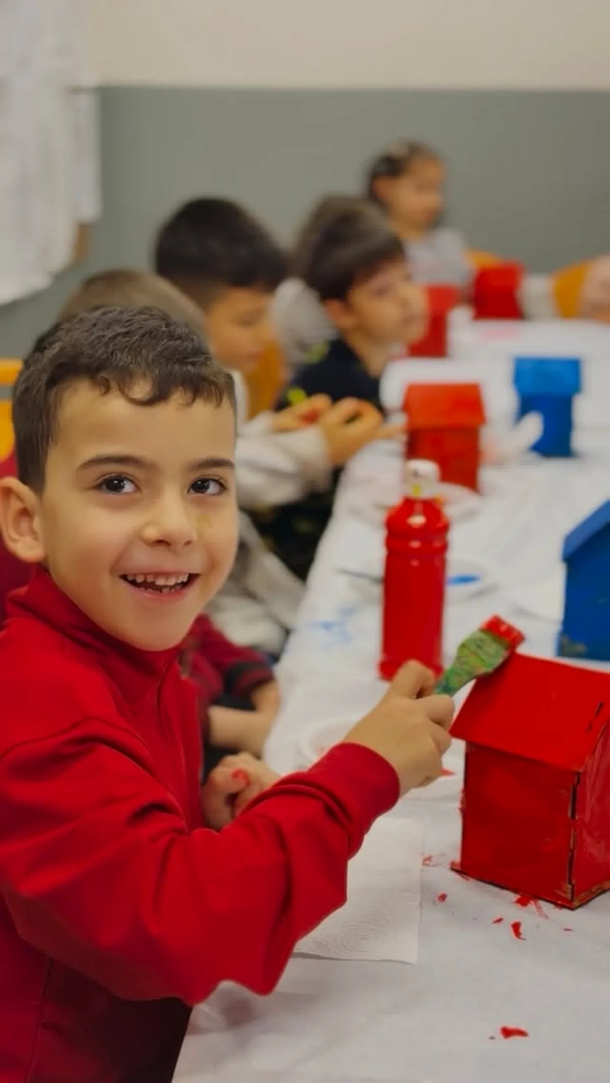 Öğrenciler Kuş Evlerini Rengarenk Boyadı Öğrenciler Kuş Evlerini Rengarenk Boyadı