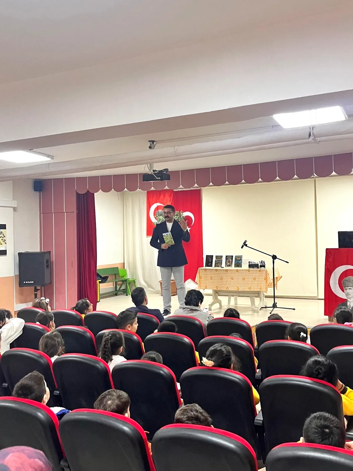 Altınova'da Öğrenciler Yazar Murat Kırmızı ile Buluştu Altınova'da Öğrenciler Yazar Murat Kırmızı ile Buluştu