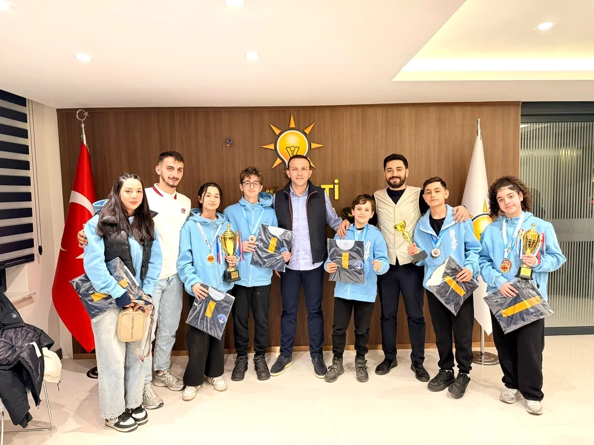Beyoğlu'ndan Spora Destek: Karate Şampiyonları AK Parti'de Ağırlandı Beyoğlu'ndan Spora Destek: Karate Şampiyonları AK Parti'de Ağırlandı