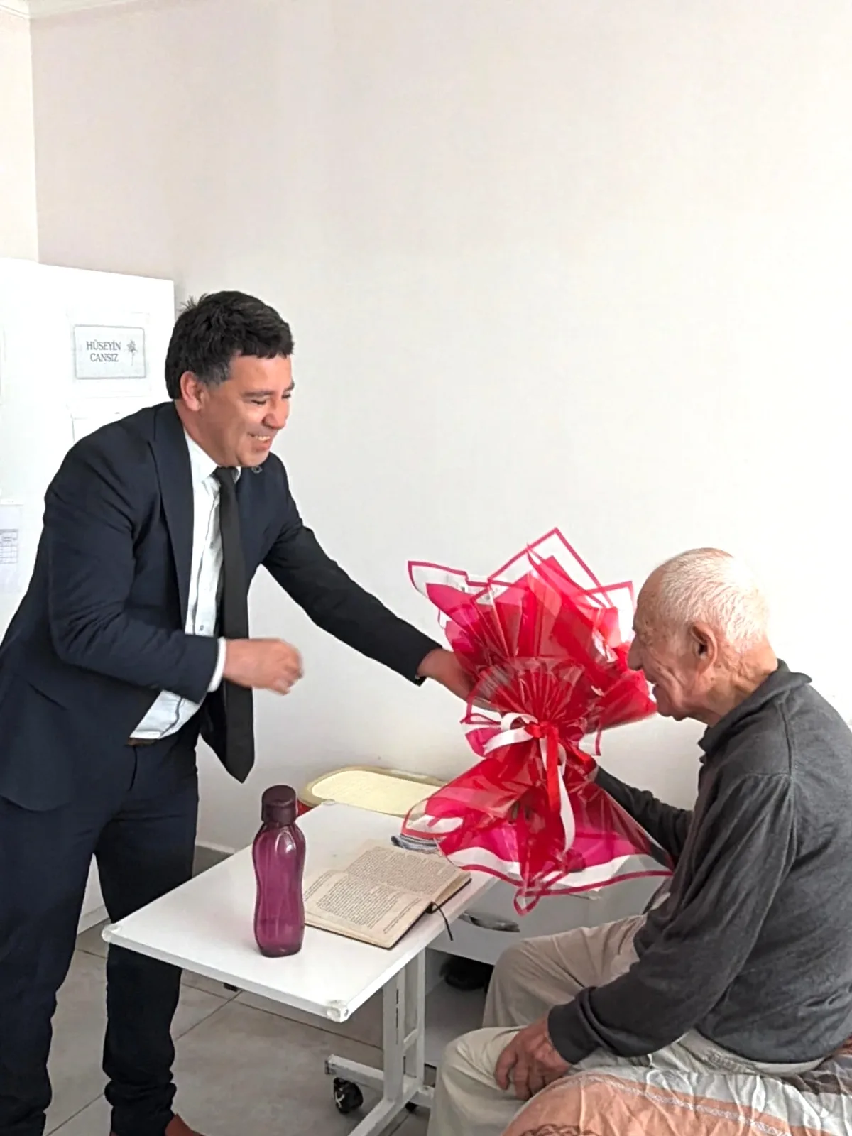 Antalya'da 100 Yaşındaki Hüseyin Cansız'a Bayram Ziyareti Antalya'da 100 Yaşındaki Hüseyin Cansız'a Bayram Ziyareti