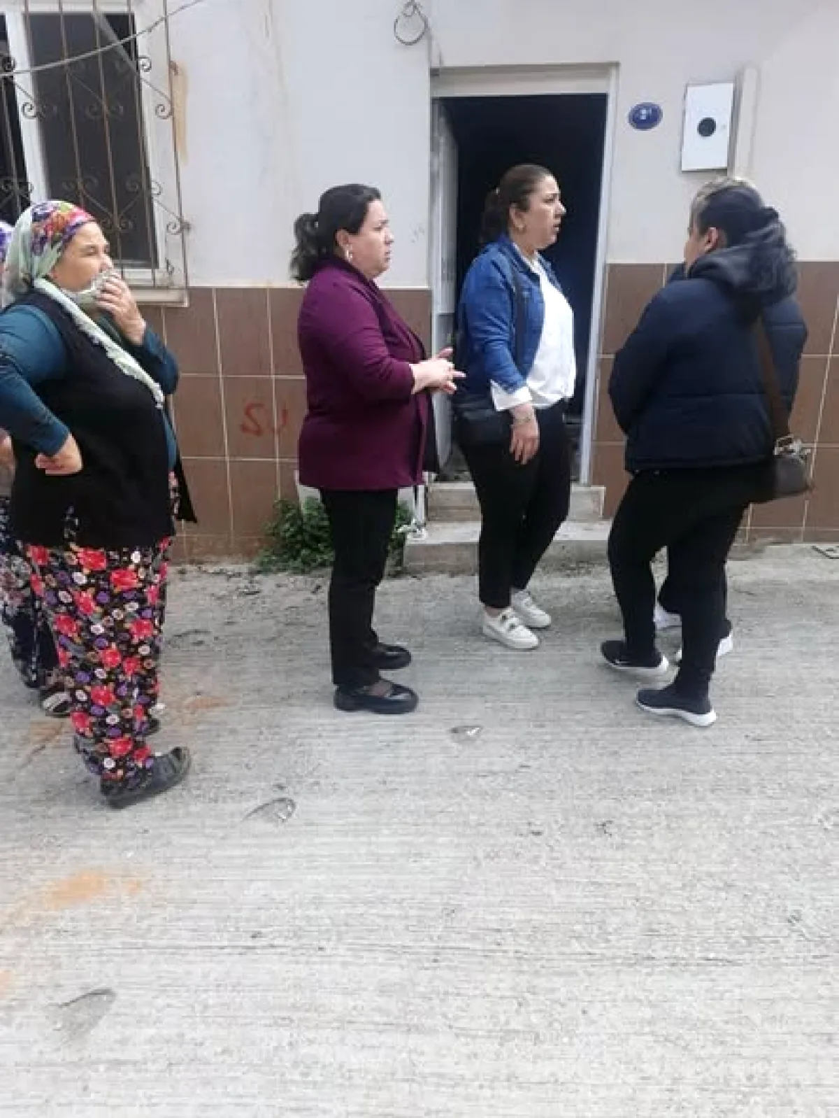 Tire'de Yangın Mağduru Aileye Acil Yardım: Belediye Ekipleri Devreye Girdi Tire'de Yangın Mağduru Aileye Acil Yardım: Belediye Ekipleri Devreye Girdi