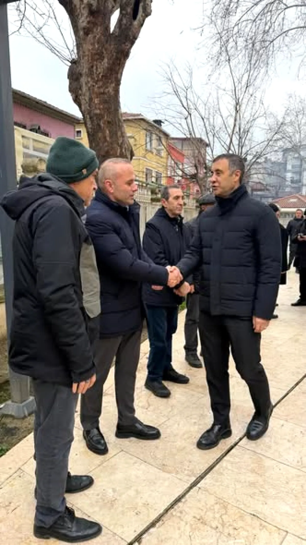 Beşiktaş'ta Pazar Yeri İncelemesi: CHP'li Yöneticiler Muhtarla Buluştu Beşiktaş'ta Pazar Yeri İncelemesi: CHP'li Yöneticiler Muhtarla Buluştu