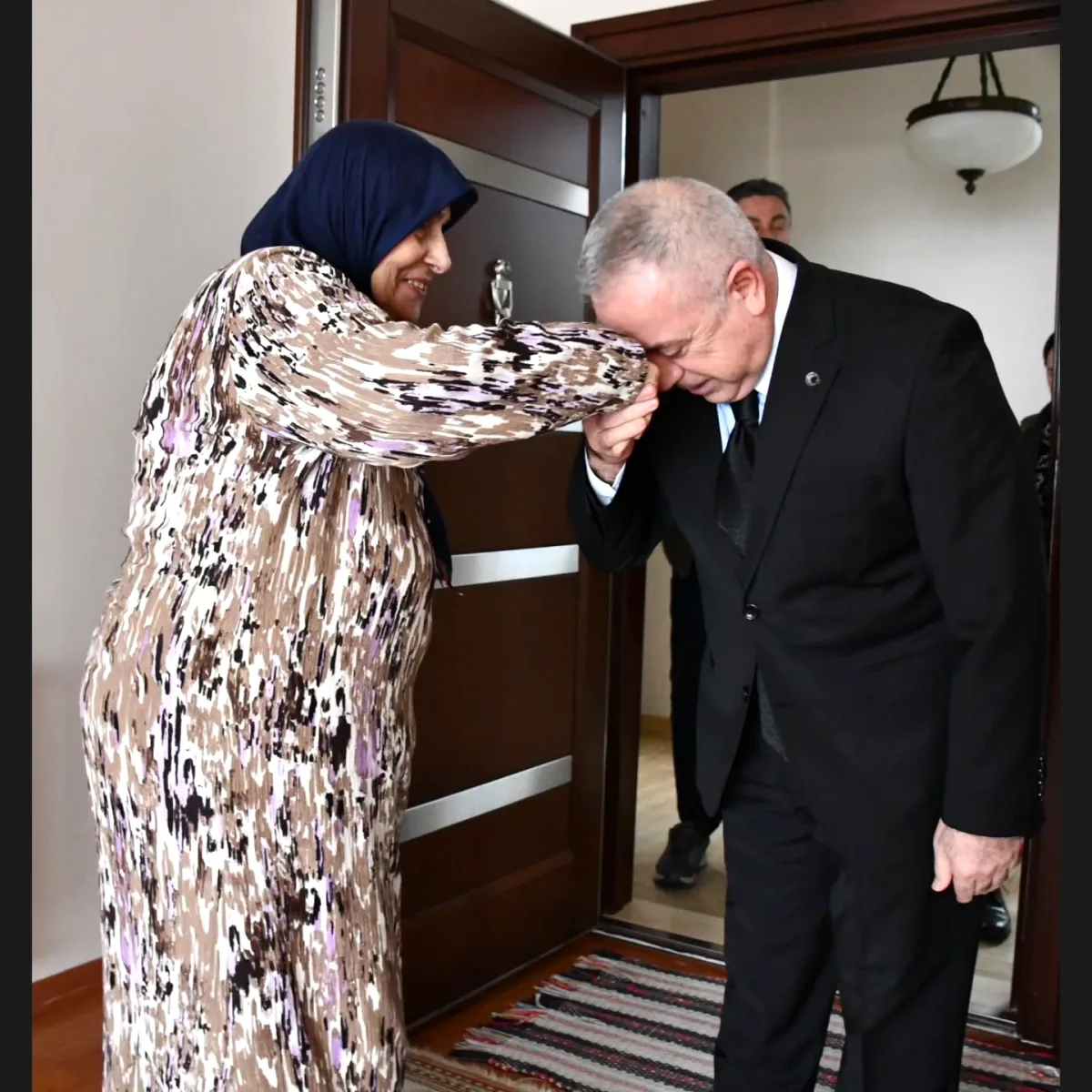Çekmeköy Kaymakamı Poyraz Ailesini Ziyaret Etti Çekmeköy Kaymakamı Poyraz Ailesini Ziyaret Etti