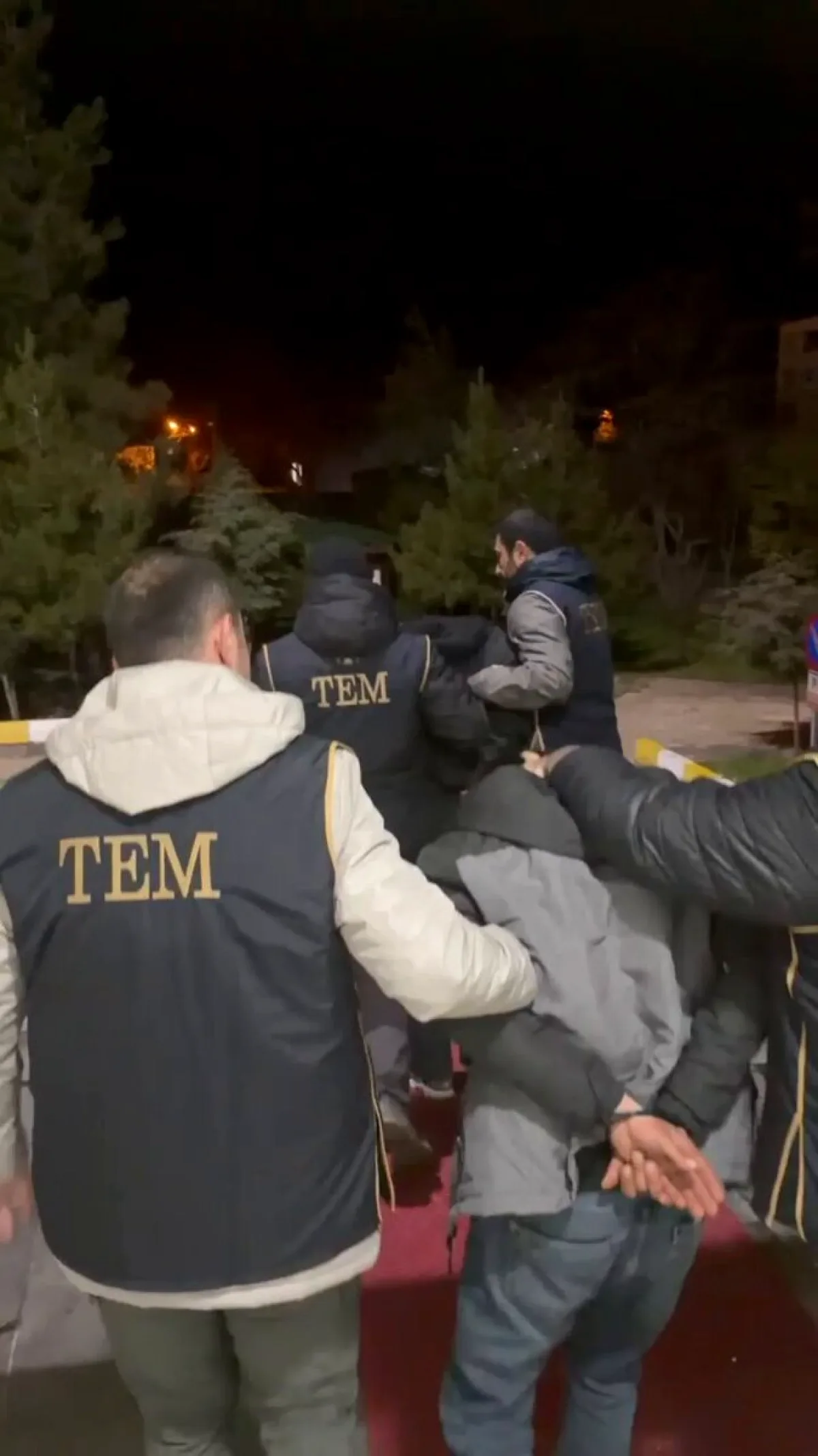 Diyarbakır'da Nevruz Kutlamasında Açılan Pankart: Gözaltına Alındılar Diyarbakır'da Nevruz Kutlamasında Açılan Pankart: Gözaltına Alındılar