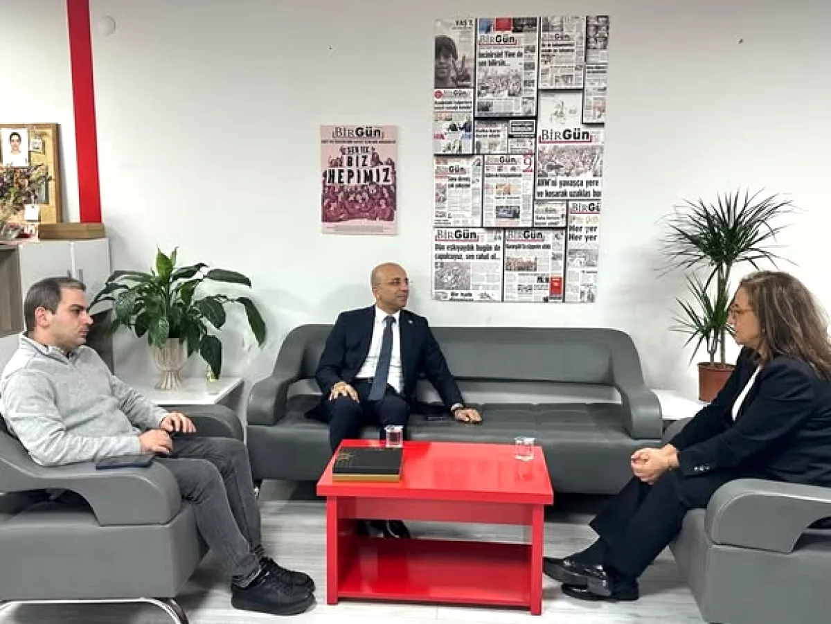 CHP'li Genç'ten Gazeteci Arı İçin Dayanışma Ziyareti: "Gazetecilik Suç Değildir" CHP'li Genç'ten Gazeteci Arı İçin Dayanışma Ziyareti: "Gazetecilik Suç Değildir"