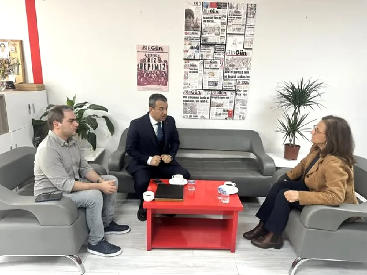 Burhanettin Bulut'tan İsmail Arı ve Birgün Gazetesi'ne Destek: "Gazetecilik Suç Değildir" Burhanettin Bulut'tan İsmail Arı ve Birgün Gazetesi'ne Destek: "Gazetecilik Suç Değildir"