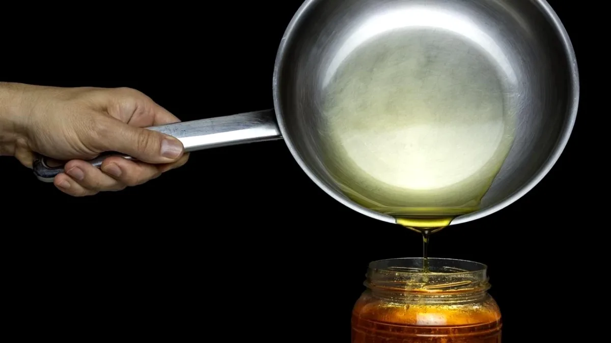 Marketlerde Atık Yağ Noktası: Lavaboya Dökülen Yağlar Artık Uçak Yakıtı Olacak Marketlerde Atık Yağ Noktası: Lavaboya Dökülen Yağlar Artık Uçak Yakıtı Olacak
