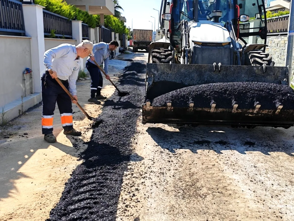 Serik'te Hasar Gören Yollara Müdahale: Ulaşım Güvenliği İçin Sahada Yoğun Mesai Serik'te Hasar Gören Yollara Müdahale: Ulaşım Güvenliği İçin Sahada Yoğun Mesai