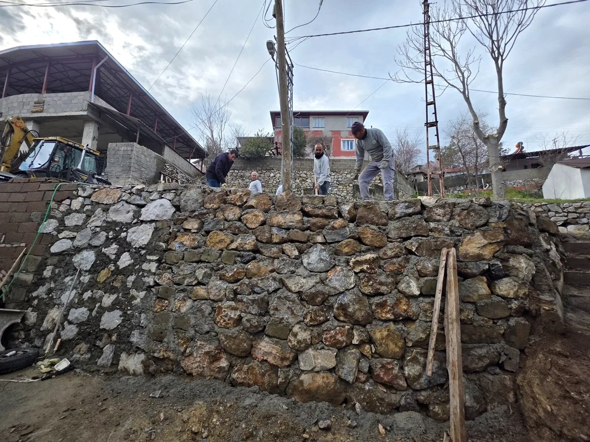 Pozantı Zafer Mahallesi'ndeki Tehlike Giderildi: Yıkılan Duvar Yeniden Ayağa Kaldırıldı Pozantı Zafer Mahallesi'ndeki Tehlike Giderildi: Yıkılan Duvar Yeniden Ayağa Kaldırıldı