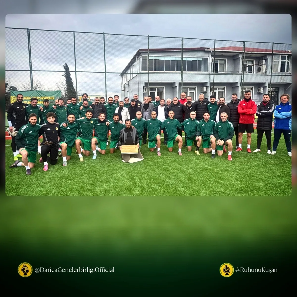 Darıca Gençlerbirliği Yönetimi Antrenmanda Tatlı İkram Etti ve Pamukovaspor Maçını İşaret Etti Darıca Gençlerbirliği Yönetimi Antrenmanda Tatlı İkram Etti ve Pamukovaspor Maçını İşaret Etti