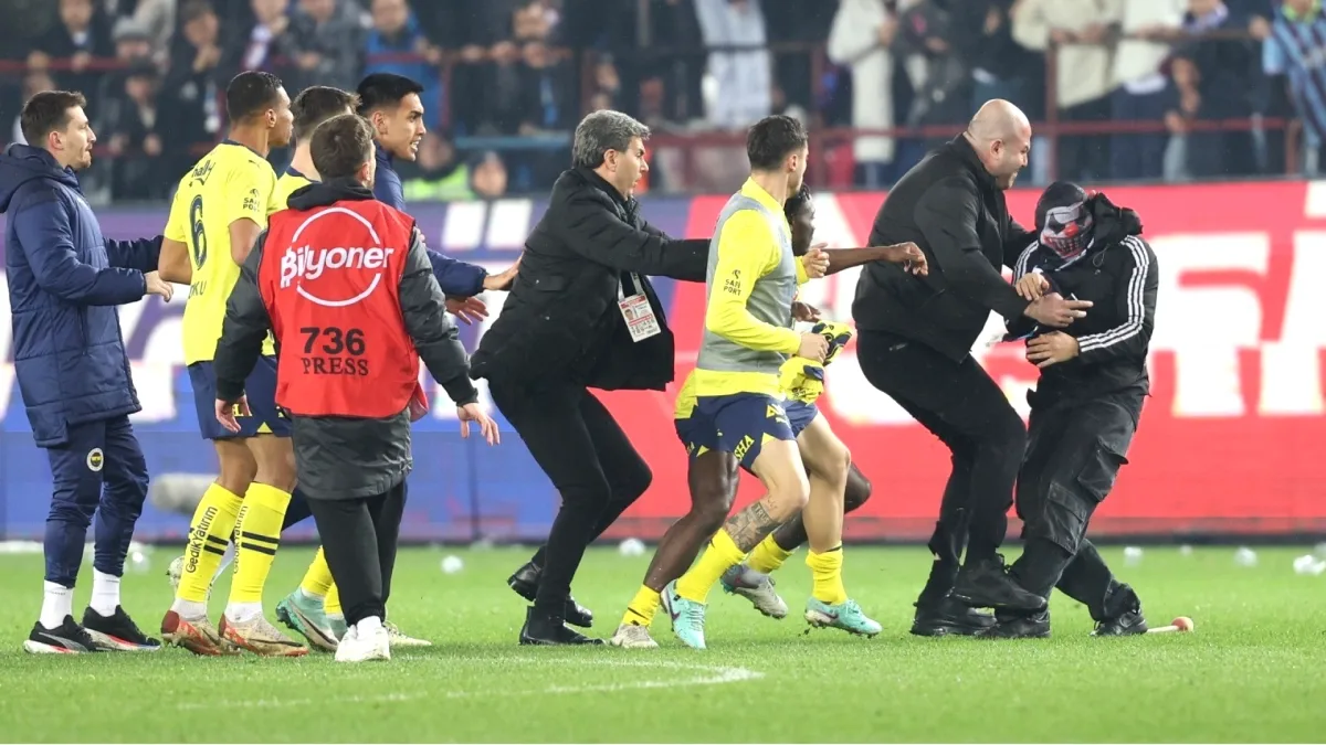 Fenerbahçeli Futbolculara Para Cezası, Taraftarlara Hapis ve Saha Yasağı Fenerbahçeli Futbolculara Para Cezası, Taraftarlara Hapis ve Saha Yasağı
