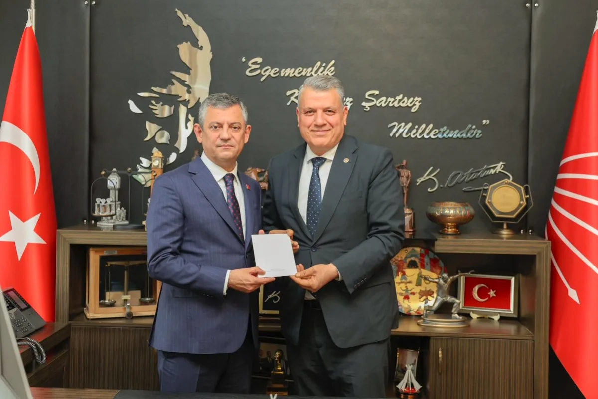 CHP'li Barut'tan Özel'e Düğün Davetiyesi: "Halkın İktidarında Her Sorunu Çözeceğiz" CHP'li Barut'tan Özel'e Düğün Davetiyesi: "Halkın İktidarında Her Sorunu Çözeceğiz"
