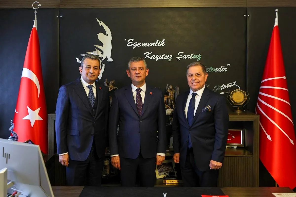 CHP'li Bulut, Özgür Özel'i Adanalı Medya Lideriyle TBMM'de Ziyaret Etti CHP'li Bulut, Özgür Özel'i Adanalı Medya Lideriyle TBMM'de Ziyaret Etti