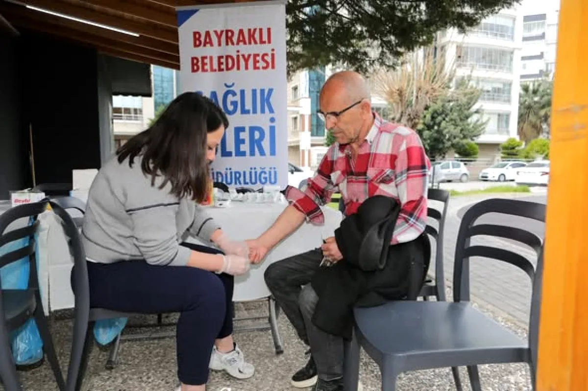 İzmir Bayraklı'da Yaşlılara Ücretsiz Sağlık Taraması: Tansiyon, Şeker ve Kolesterol Ölçümü İzmir Bayraklı'da Yaşlılara Ücretsiz Sağlık Taraması: Tansiyon, Şeker ve Kolesterol Ölçümü