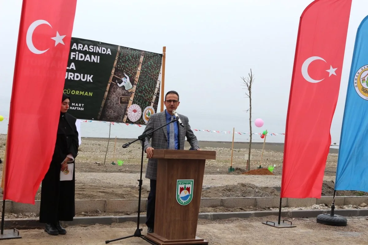 İznik'te Orman Haftası'na Protokol Katılımı: Kaymakam ve Milli Eğitim Müdürü Etkinlikte İznik'te Orman Haftası'na Protokol Katılımı: Kaymakam ve Milli Eğitim Müdürü Etkinlikte