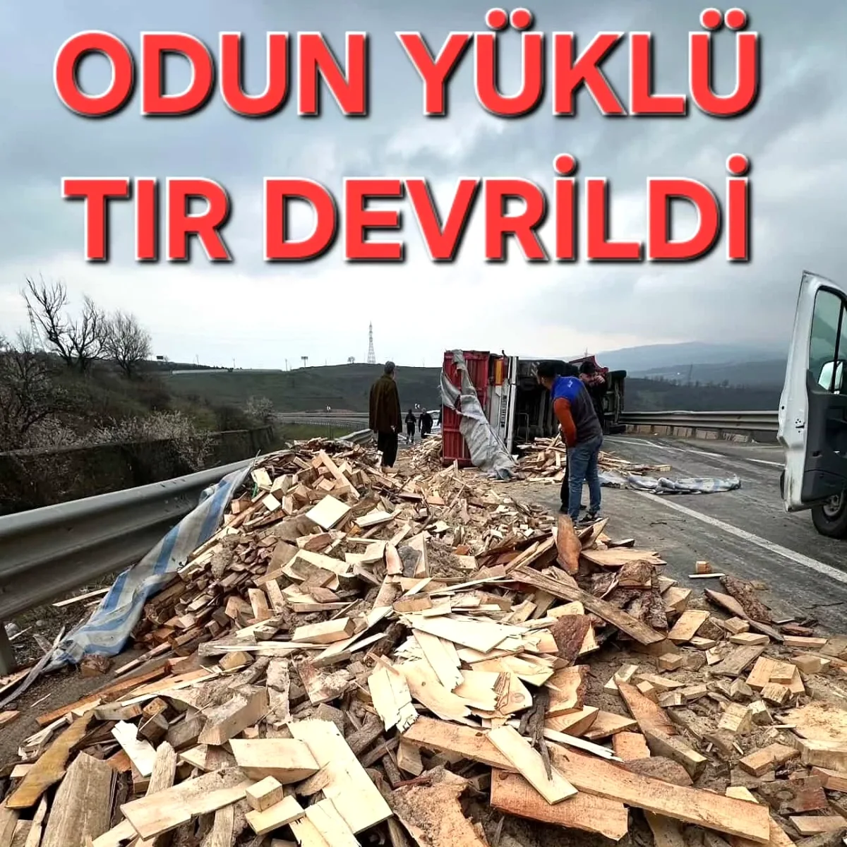 Yalova Süpürgelik'te Odun Yüklü Tır Devrildi: Trafik Kilitlendi, Sürücüler Saatlerce Bekledi Yalova Süpürgelik'te Odun Yüklü Tır Devrildi: Trafik Kilitlendi, Sürücüler Saatlerce Bekledi