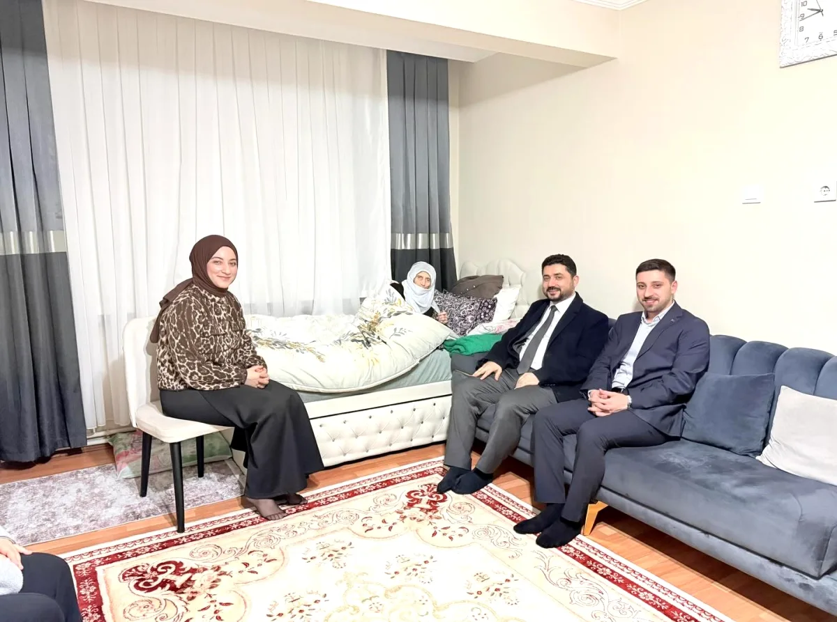 Bağcılar'da Yaşlılar Haftası Ziyareti: AK Partili Yöneticiler Hamide Kayıtbey'i Evinde Ziyaret Etti Bağcılar'da Yaşlılar Haftası Ziyareti: AK Partili Yöneticiler Hamide Kayıtbey'i Evinde Ziyaret Etti
