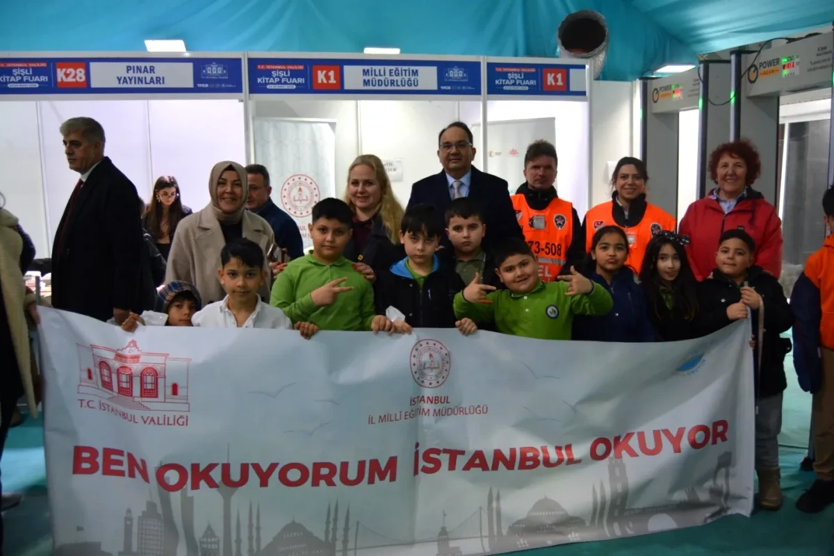 Şişli Kaymakamı, Kitap Fuarı'nda Öğrencilerle Buluştu Şişli Kaymakamı, Kitap Fuarı'nda Öğrencilerle Buluştu