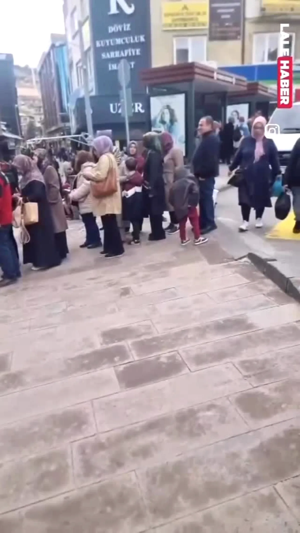 Altın Fiyatları Düşünce Yalova'da Kuyumcu Önlerinde Uzun Kuyruklar Altın Fiyatları Düşünce Yalova'da Kuyumcu Önlerinde Uzun Kuyruklar
