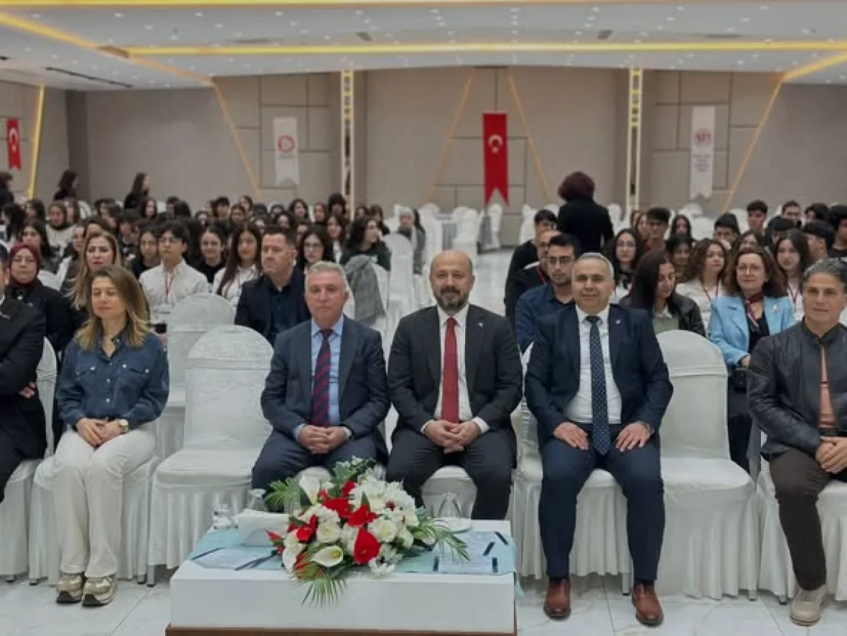 Adana'da Tıp Sempozyumu: Öğrenciler Hekimlerle Buluştu Adana'da Tıp Sempozyumu: Öğrenciler Hekimlerle Buluştu
