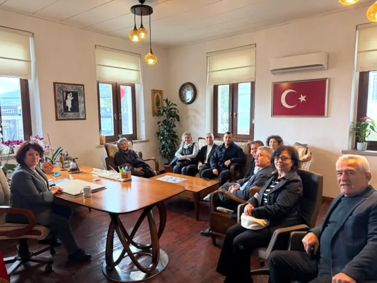 Pir Sultan Abdal Derneği Yönetimi Karaburun Belediyesi'ni Ziyaret Etti Pir Sultan Abdal Derneği Yönetimi Karaburun Belediyesi'ni Ziyaret Etti