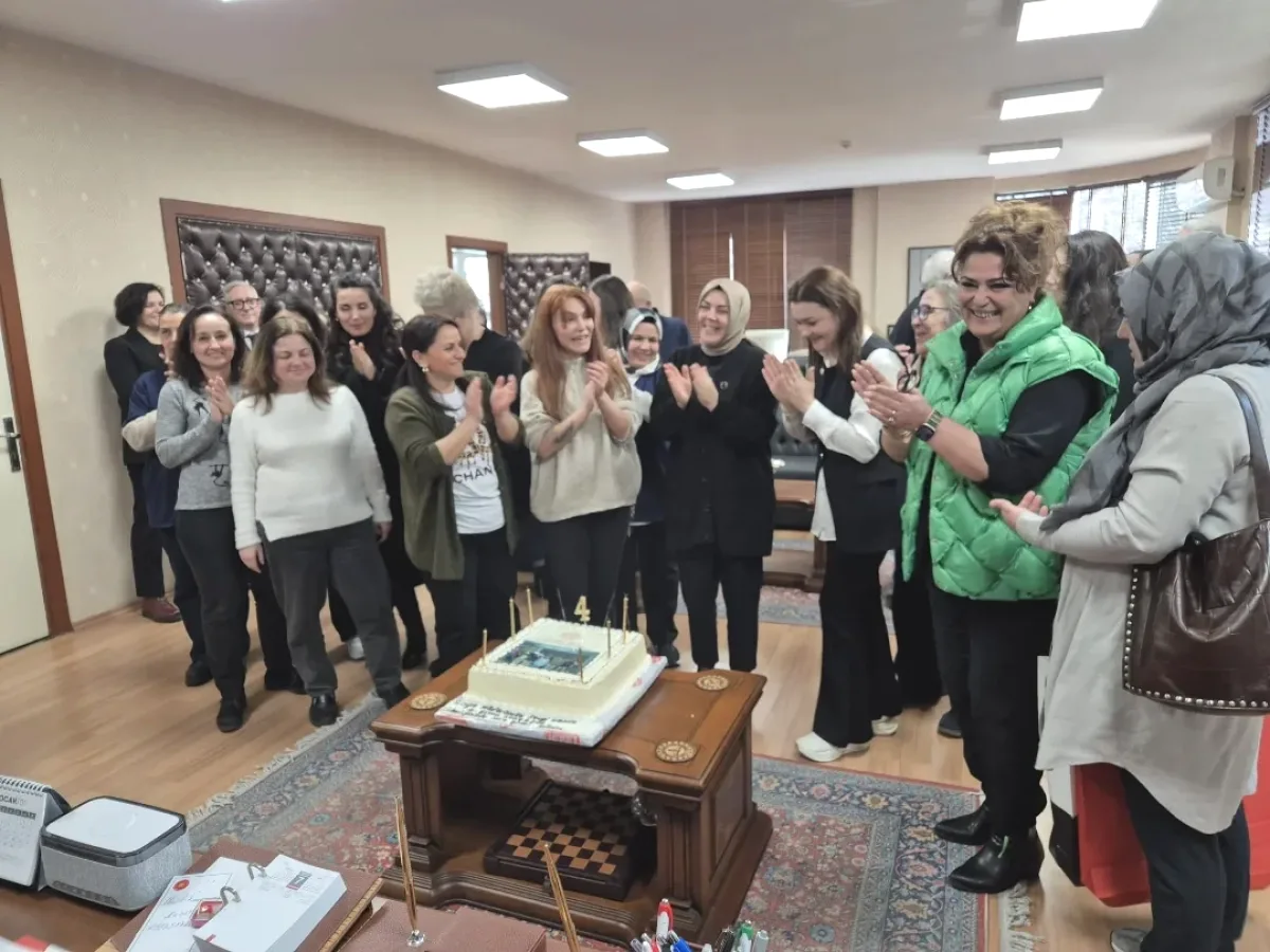 Şişli İlçe Milli Eğitim Müdürü Sevgi Yücel'e Sürpriz Kutlama Şişli İlçe Milli Eğitim Müdürü Sevgi Yücel'e Sürpriz Kutlama