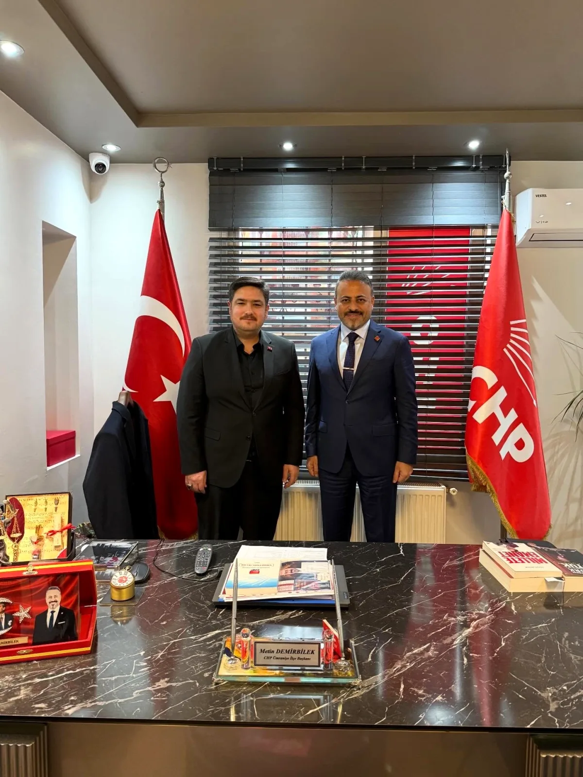 Orçun Şekercioğlu, CHP Ümraniye İlçe Başkanlığı'nı Ziyaret Etti Orçun Şekercioğlu, CHP Ümraniye İlçe Başkanlığı'nı Ziyaret Etti