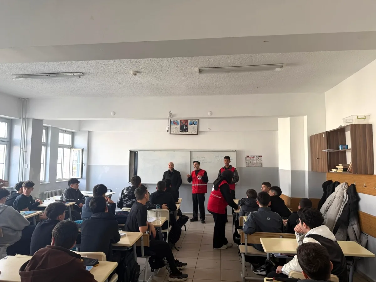 Genç Kızılay Başakşehir'de Bilinçli Gelecek İçin Adım Attı! Genç Kızılay Başakşehir'de Bilinçli Gelecek İçin Adım Attı!