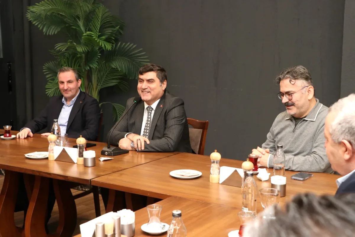 Sultanbeyli'de Tapu Müdürü Hüseyin CAN için veda yemeği düzenlendi Sultanbeyli'de Tapu Müdürü Hüseyin CAN için veda yemeği düzenlendi