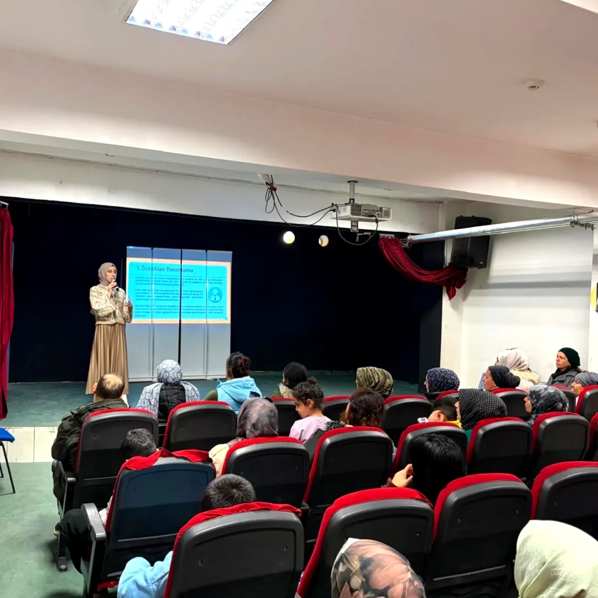 Avcılar Rehberlik ve Araştırma Merkezi Leyla Bayram İlkokulu Veli Toplantısında Mahremiyet Eğitimi Semineri Düzenledi Avcılar Rehberlik ve Araştırma Merkezi Leyla Bayram İlkokulu Veli Toplantısında Mahremiyet Eğitimi Semineri Düzenledi