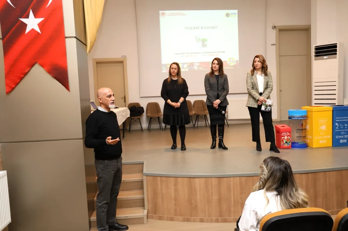 Ataşehir'de 85 Öğretmene "Eğiticilerin Eğitimi" Semineri Düzenlendi Ataşehir'de 85 Öğretmene "Eğiticilerin Eğitimi" Semineri Düzenlendi