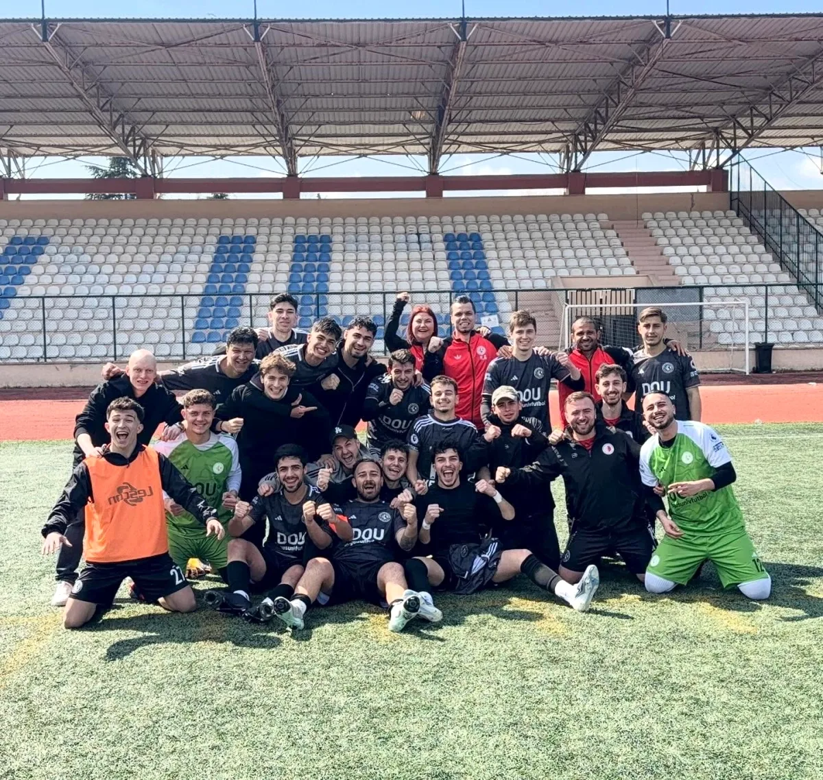 Doğuş Üniversitesi, 9 Kişiyle Galata Üniversitesi'ni 2-1 Yendi Doğuş Üniversitesi, 9 Kişiyle Galata Üniversitesi'ni 2-1 Yendi