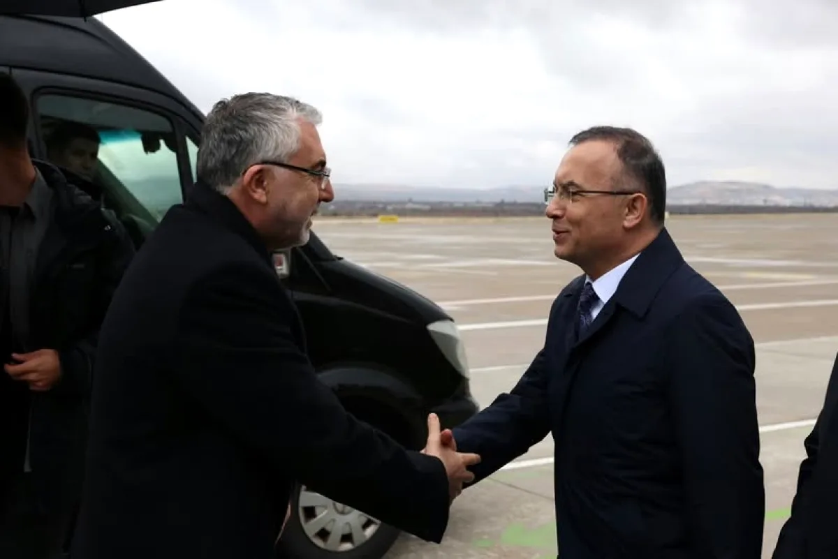 Gaziantep'e Çalışma ve Sosyal Güvenlik Bakanı Vedat Işıkhan Gelişti Gaziantep'e Çalışma ve Sosyal Güvenlik Bakanı Vedat Işıkhan Gelişti
